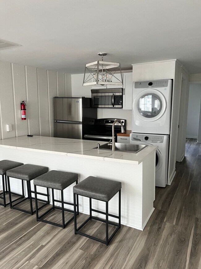 Building Photo - 2bd/1ba with New Appliances Near Campus Text 510-631-1171