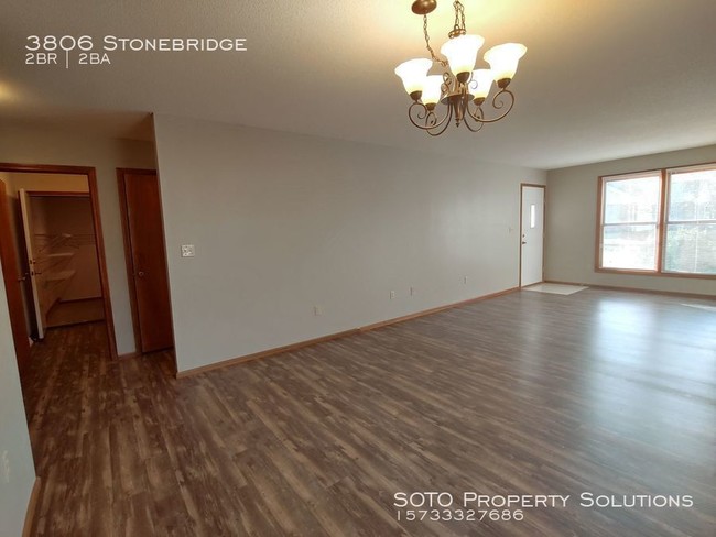 Building Photo - 2BD/2BA Pet-Friendly Duplex