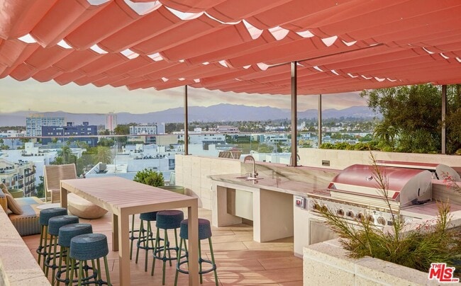 Building Photo - 700 Broadway