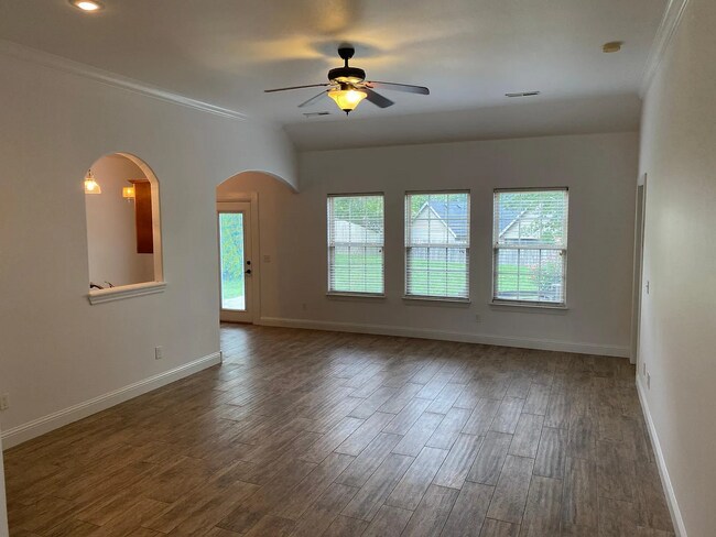 Foto del edificio - Available August 1st! Recently Updated 3-B...