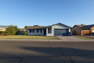 Building Photo - 2716 W Oakwood Ln