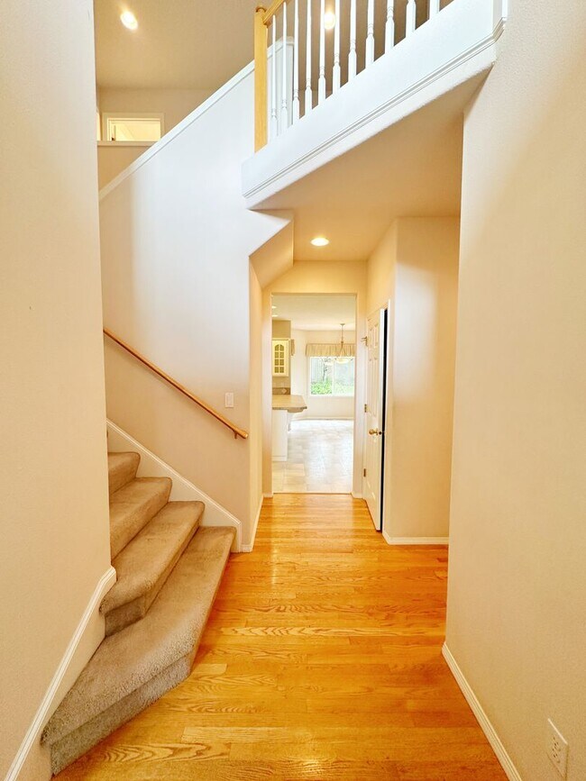 Foto del edificio - Gorgeous 4-Bedroom, 2.5-Bathroom House in Beaverton with Fenced Backyard, Cozy Gas Fireplace - $1...