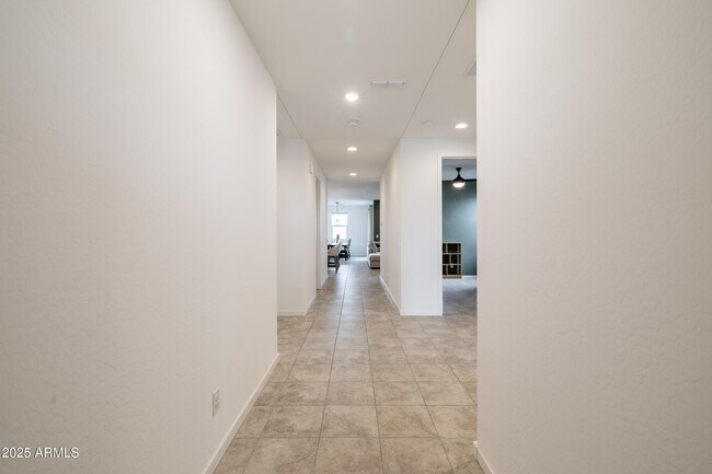 Building Photo - 6810 W Pedro Ln