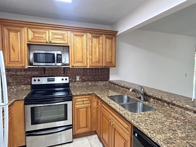 Building Photo - 1525 Lake Crystal Dr