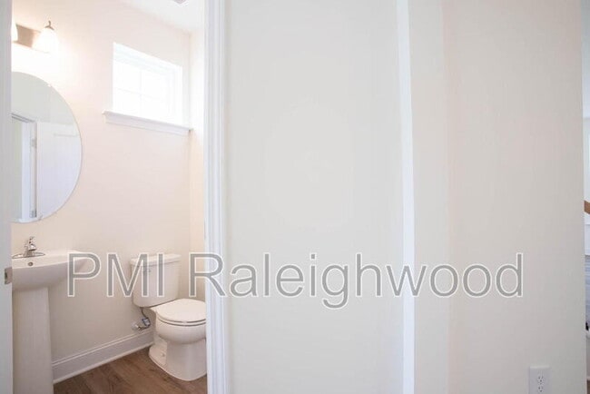 Building Photo - 2001 Seford Dr