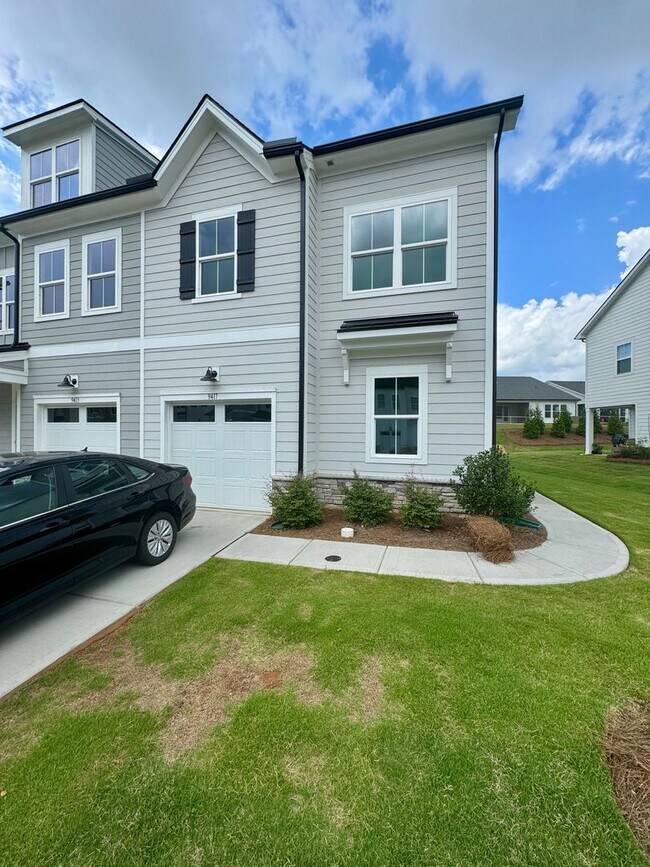 Foto del edificio - Beautiful 4BR/3BA Townhouse in Griffith Lakes