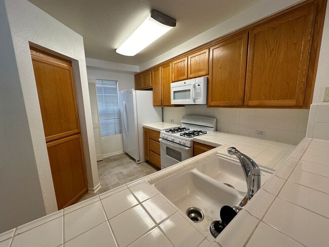 Building Photo - Spacious 2 bedroom 2 bath condo with in un...