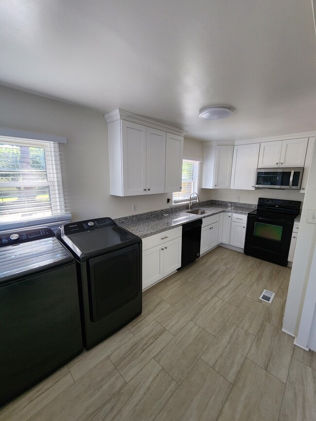 Foto del edificio - 8234 Redwood Cir