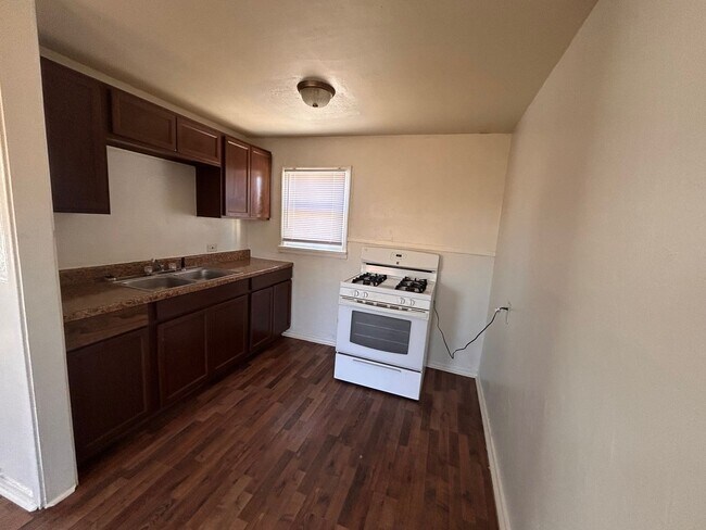 Building Photo - Super cute 1 bedroom rear house close to A...