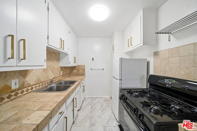 Foto del edificio - 7209 Willoughby Ave