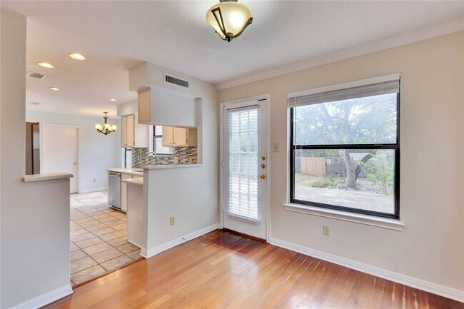 Foto del edificio - 8103 Doe Meadow Dr