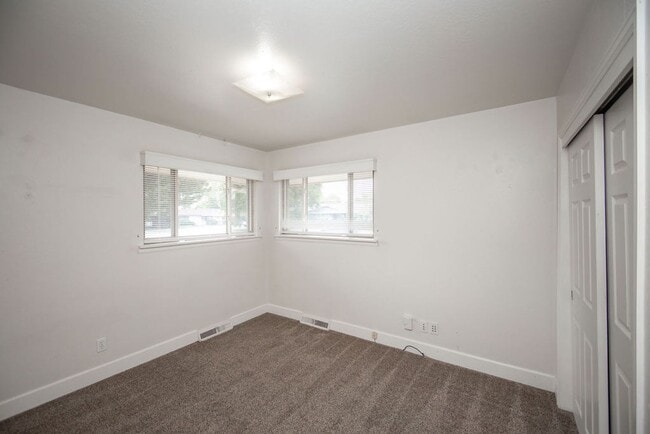 Building Photo - 3 Bedroom House in Mid-town