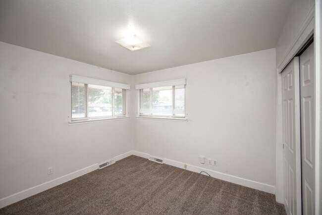 Foto del edificio - 3 Bedroom House in Mid-town