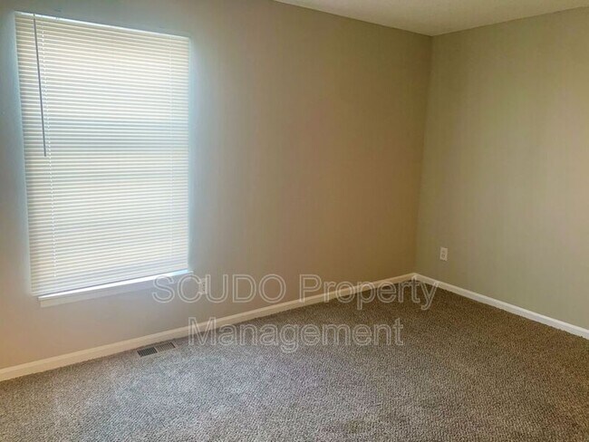 Building Photo - 18910 Manor Dr