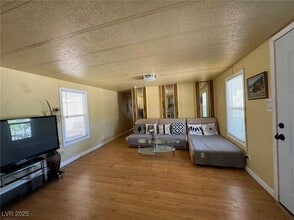 Building Photo - 551 Piltz Rd