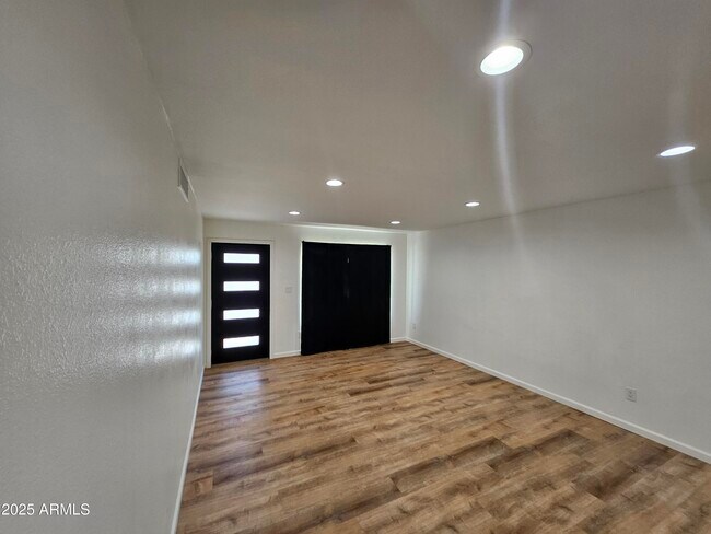 Foto del edificio - 4910 W Corrine Dr