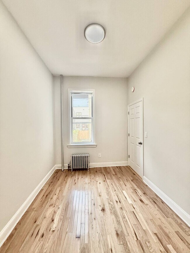 Foto del edificio - 1072 Putnam Ave