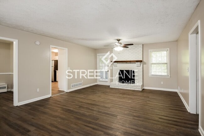 Building Photo - Charming  3 bedrooms (with a bonus room)  ...