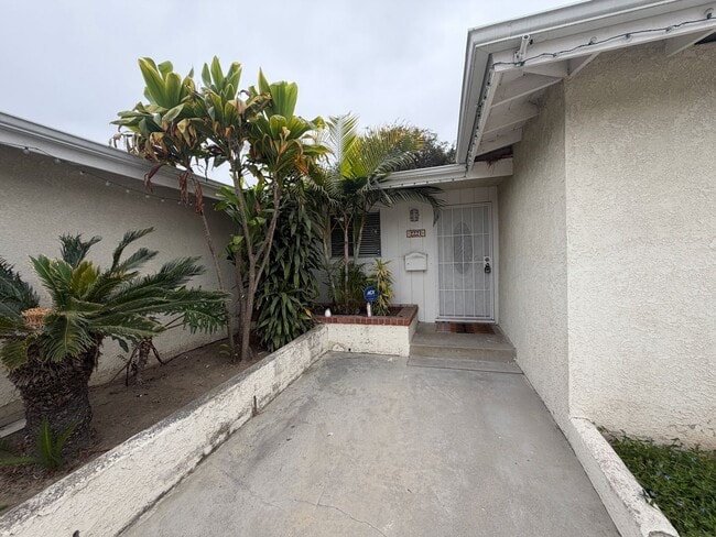 Building Photo - Los Altos / Long Beach