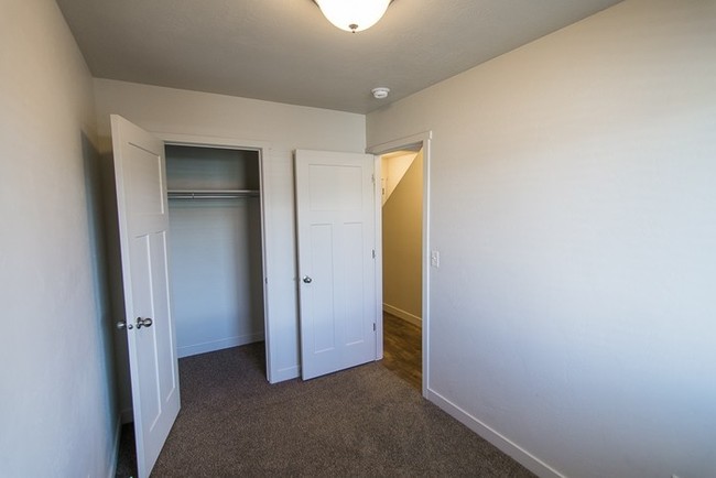 Building Photo - Gorgeous Townhome with Attached Garage!