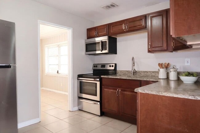 Building Photo - Spacious 2 Bedroom, 1 Bathroom Home in Mea...