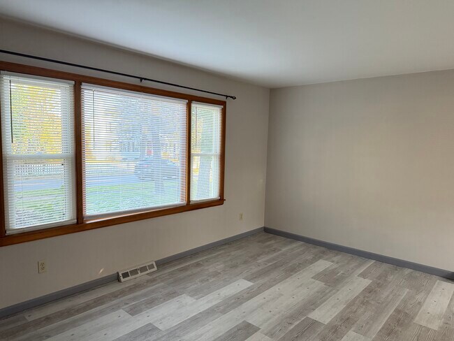 Foto del edificio - 566 Kenwood Ave