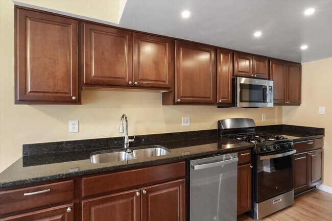Foto del edificio - Charming 3-Level Townhouse with Modern Upg...