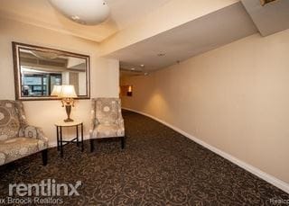 Building Photo - 43050-43012 12 Oaks Crescent Dr