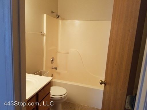 Building Photo - 2650 E Oakbrook Dr