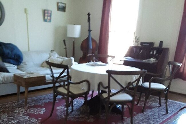 Sala de estar luminosa - 210 N Geneva St