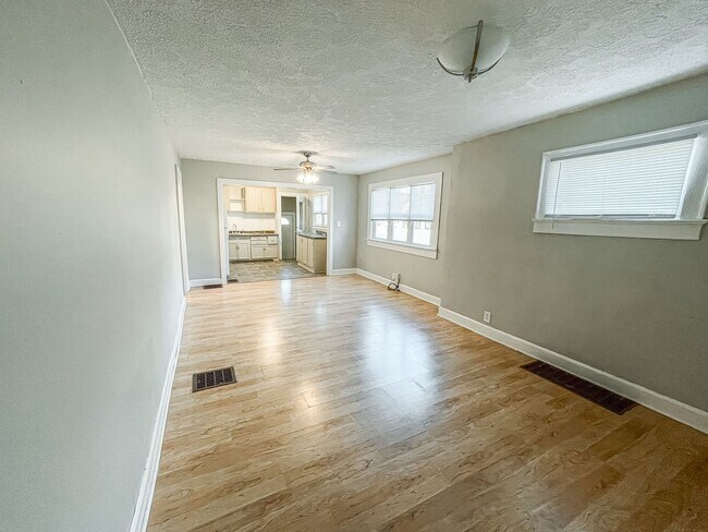 Building Photo - 2230 Woodlawn Ave