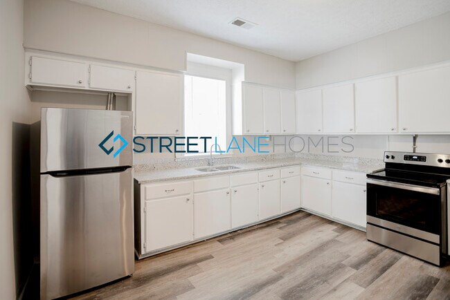 Foto del edificio - NOW OFFERING $250 OFF THE FIRST FULL MONTH...