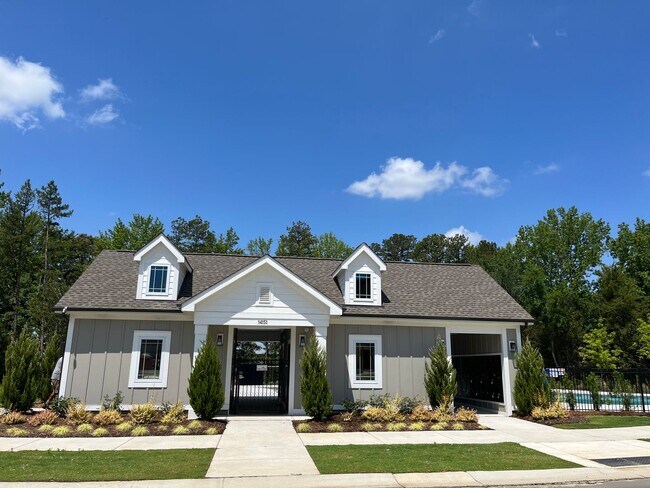 Building Photo - 3BD/2.5BTH townhome located in the Village...