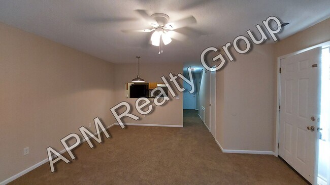 Building Photo - St. Andrews townhouse - 50% off first month!