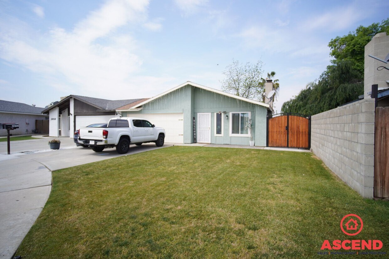 Primary Photo - Charming Home with SOLAR in East Bakersfield!