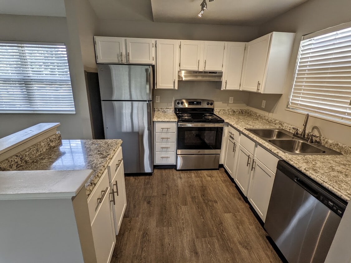 Ketch upper kitchen - Spinnaker Cove Apartments