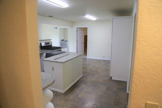 Foto del edificio - Seriously Spacious 5 bed 2 bath 36x20 Shop Garden Shed