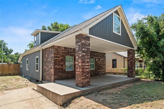 Building Photo - 2136 SW 23rd St