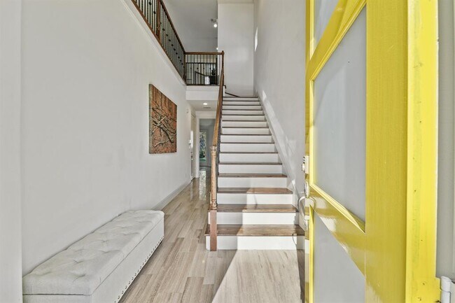 Building Photo - 2221 N MacGregor Way