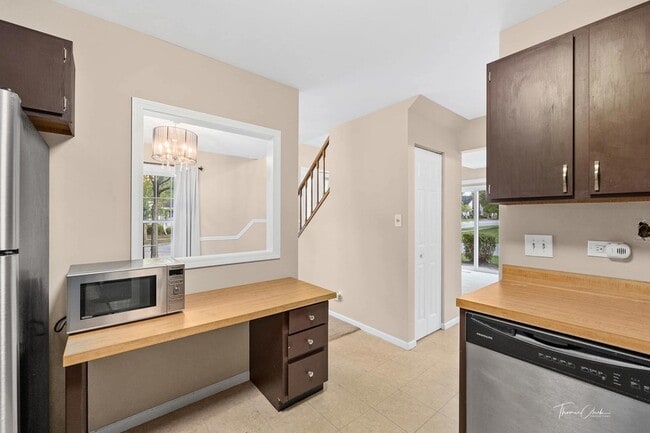 Building Photo - 2674 College Hill Cir