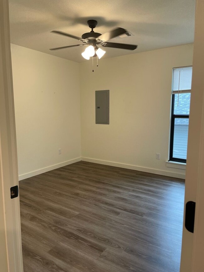 Building Photo - Two Bed/One Bath Home