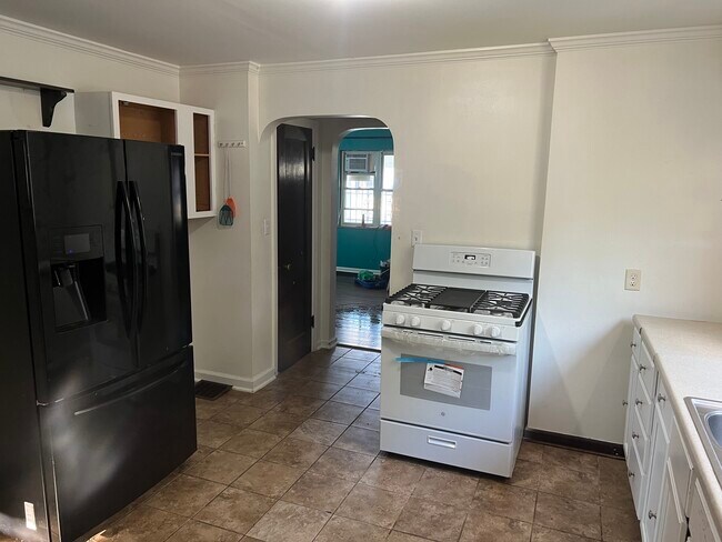 Kitchen - 321 Dana Ave
