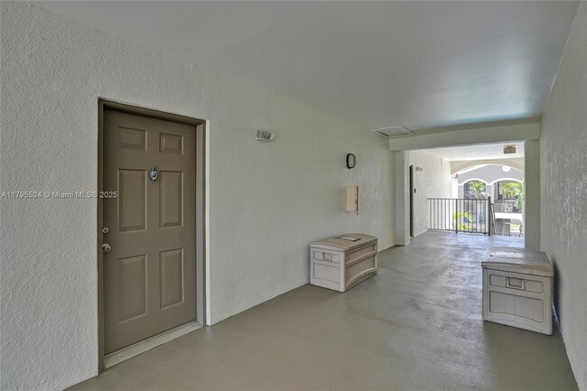 Foto del edificio - 6841 SW 44th St