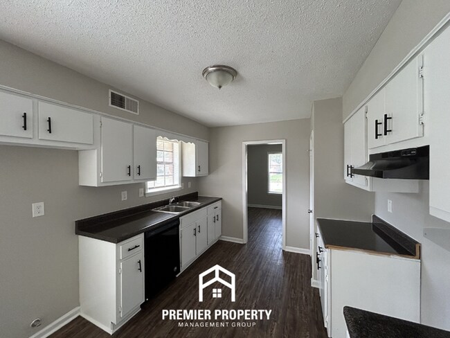 Foto del edificio - Charming 3 Bedroom Rental on Palgrave Lane - Open Kitchen & Fenced Yard