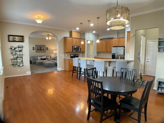 Building Photo - Meticulously maintained 3 bed, fenced yard...