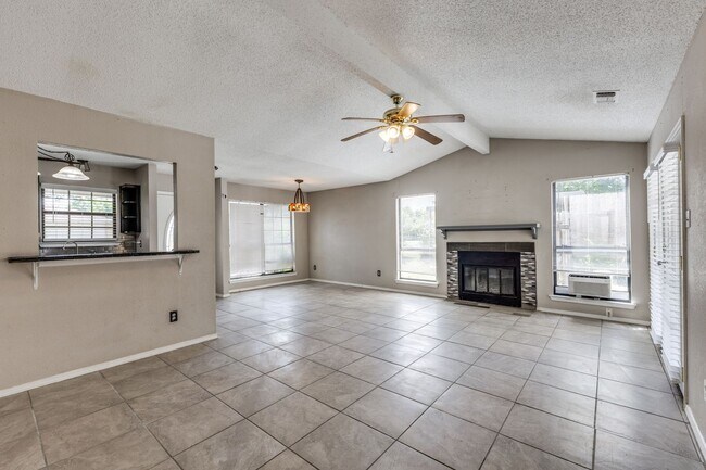 Building Photo - 3 Bedroom 2 Bath Home with Massive Fenced ...