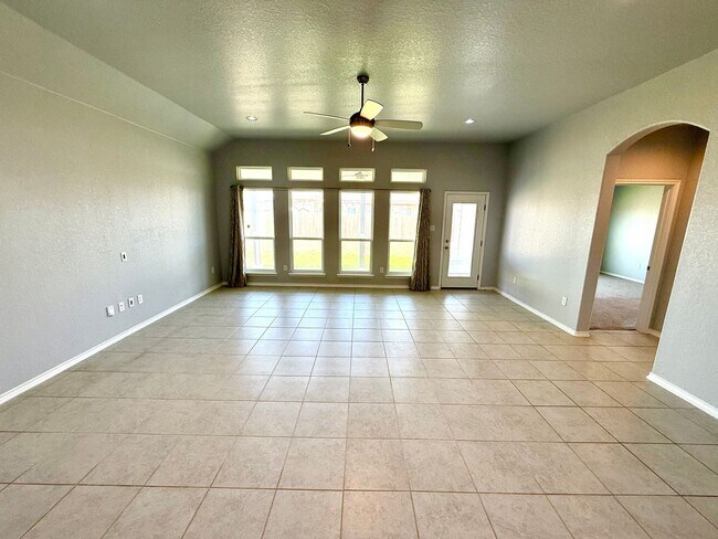 Building Photo - **APPLICATION RECEIVED** AVAILABLE NOW! 4 ...