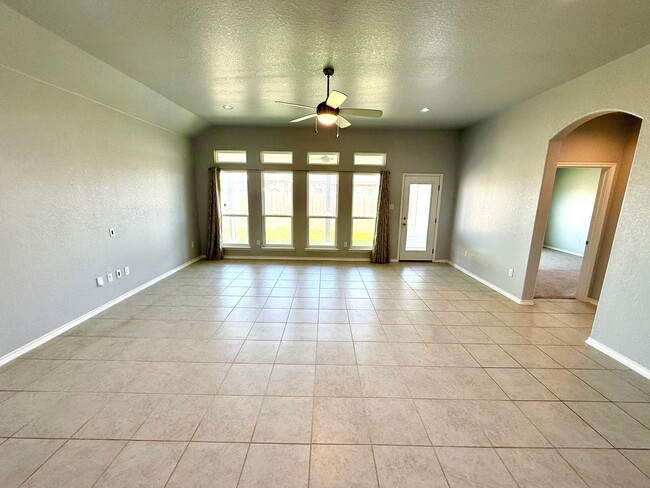 Building Photo - AVAILABLE NOW! 4 Bedroom / 3 Bath Home In ...