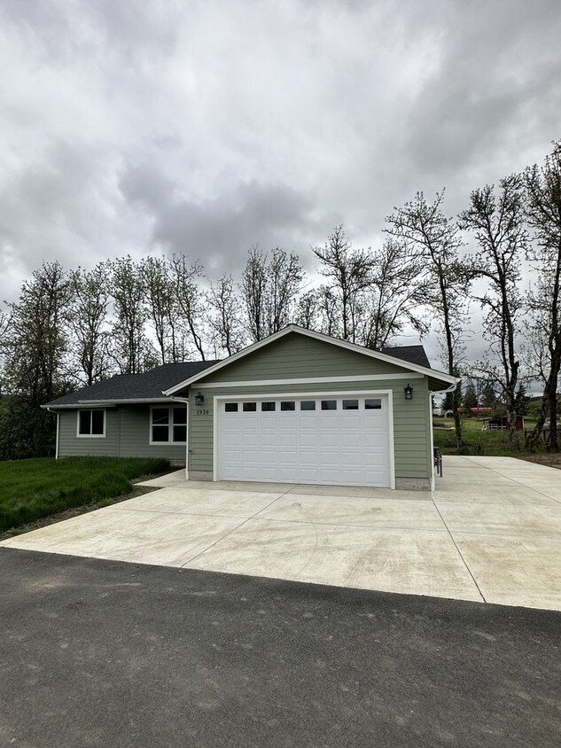 Foto principal - Brand New 3 Bed 2 Bath Home In New Sutherl...