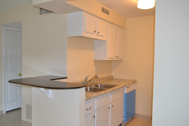 2/1 Cocina general - Midway Court Apartments